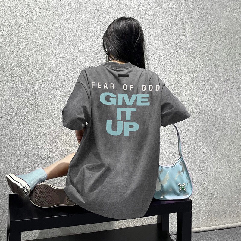 T-shirt « Fear of God » avec le texte « Give It Up »