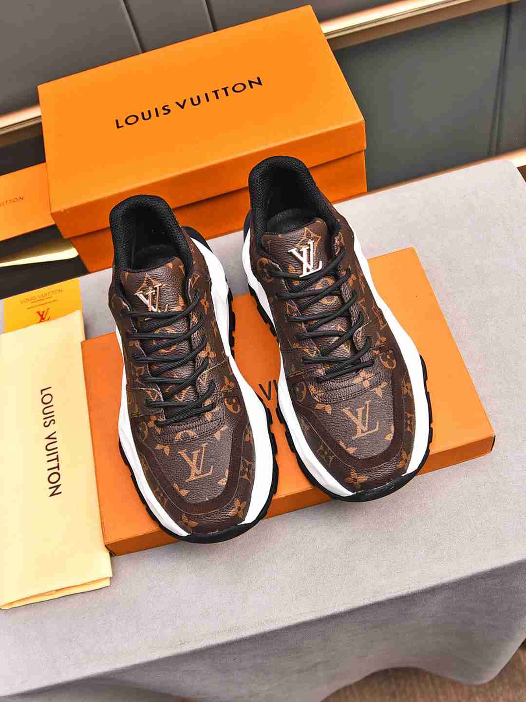 Sneaker LOUIS VUITTON CUIR MONOGRAME