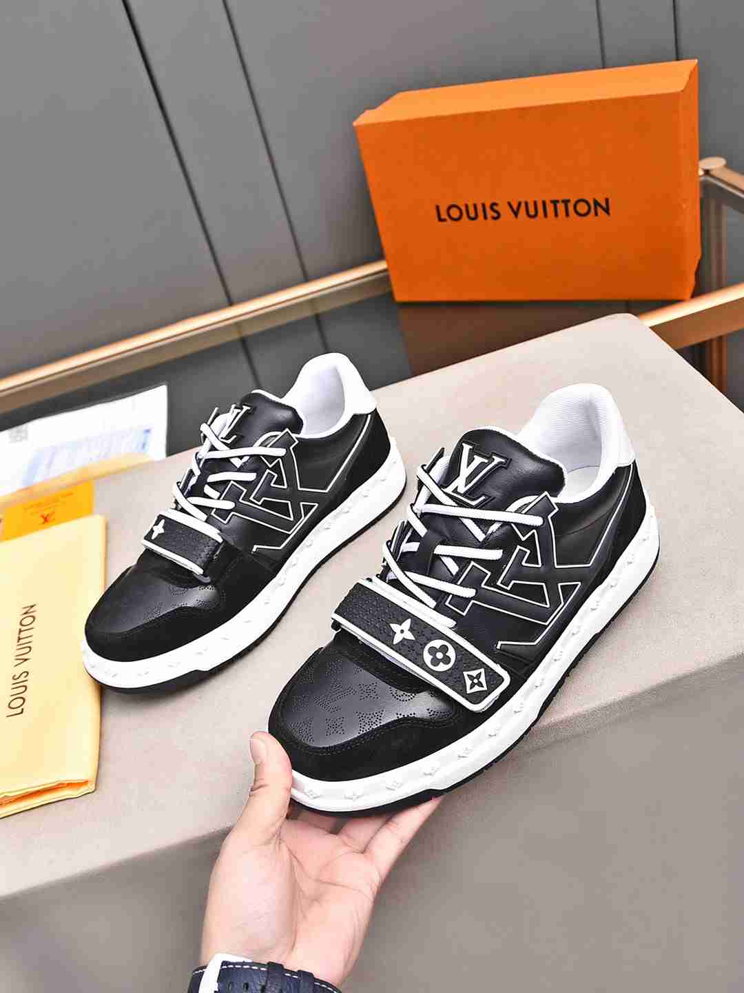 Sneaker LOUIS VUITTON Trainer NOIR BLANC