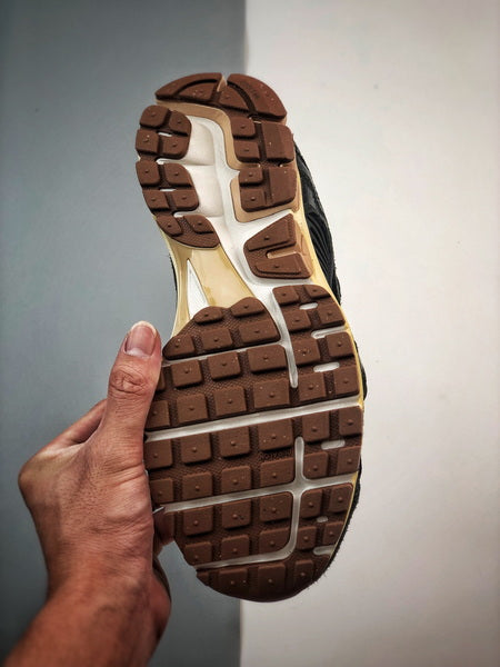 NIKE ZOOM Vomero 5