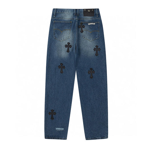 Jean en denim avec patch croix noire et cœurs chromés