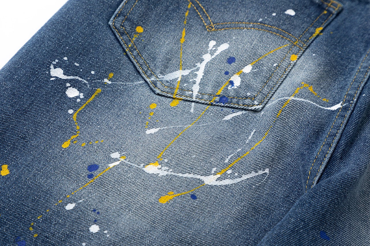 Jean en denim avec patch croix verte et cœurs chromés