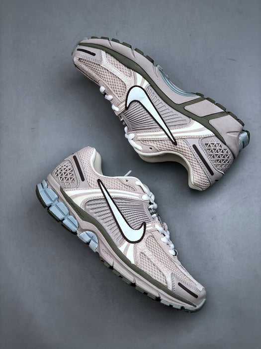 NIKE ZOOM Vomero 5