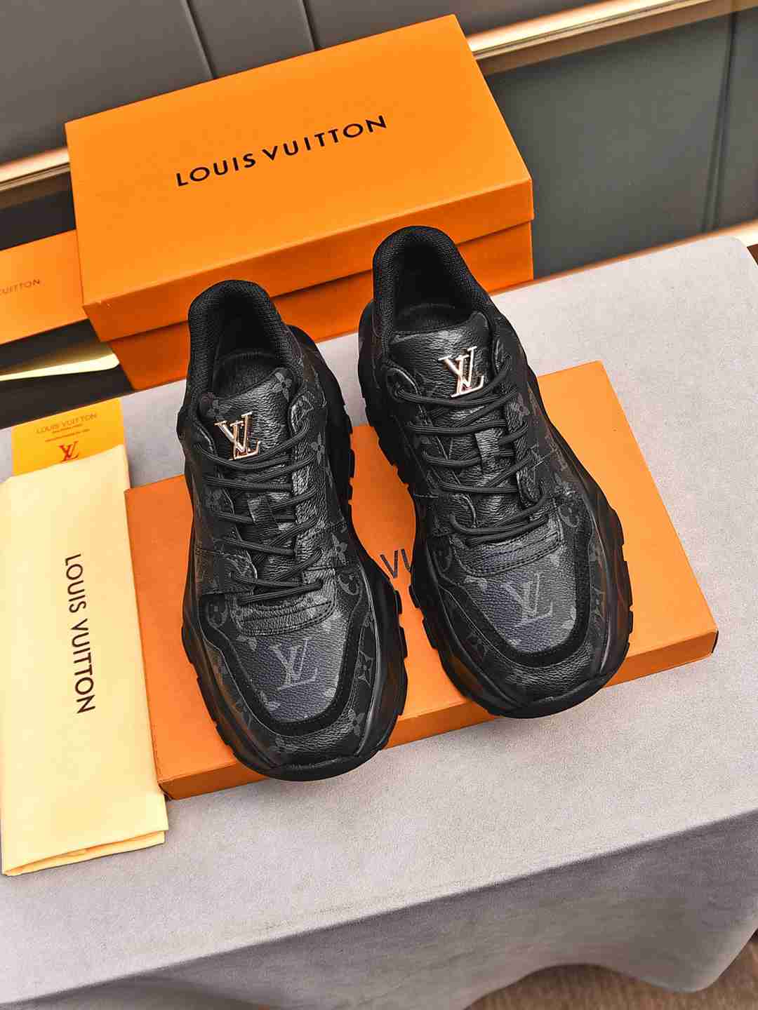 Sneaker LOUIS VUITTON CUIR NOIR MONOGRAME