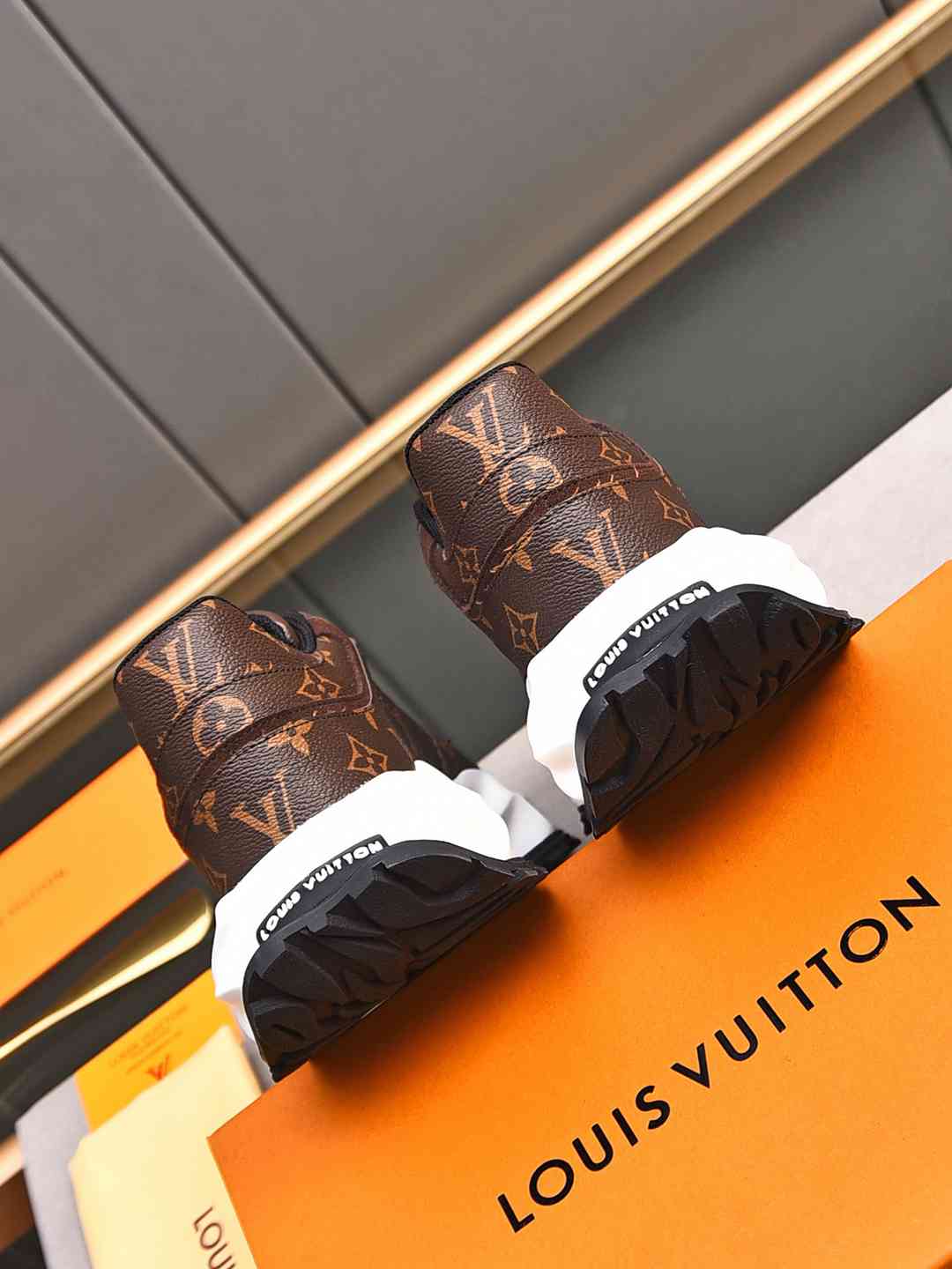 Sneaker LOUIS VUITTON CUIR MONOGRAME