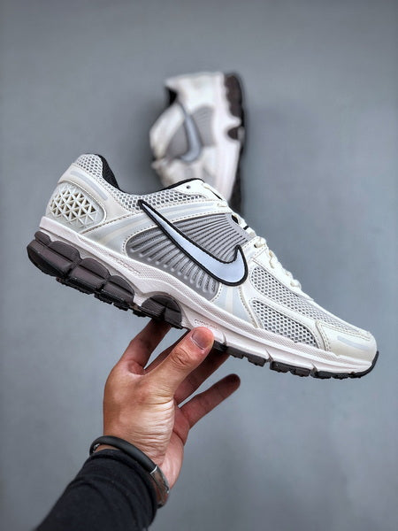NIKE ZOOM Vomero 5