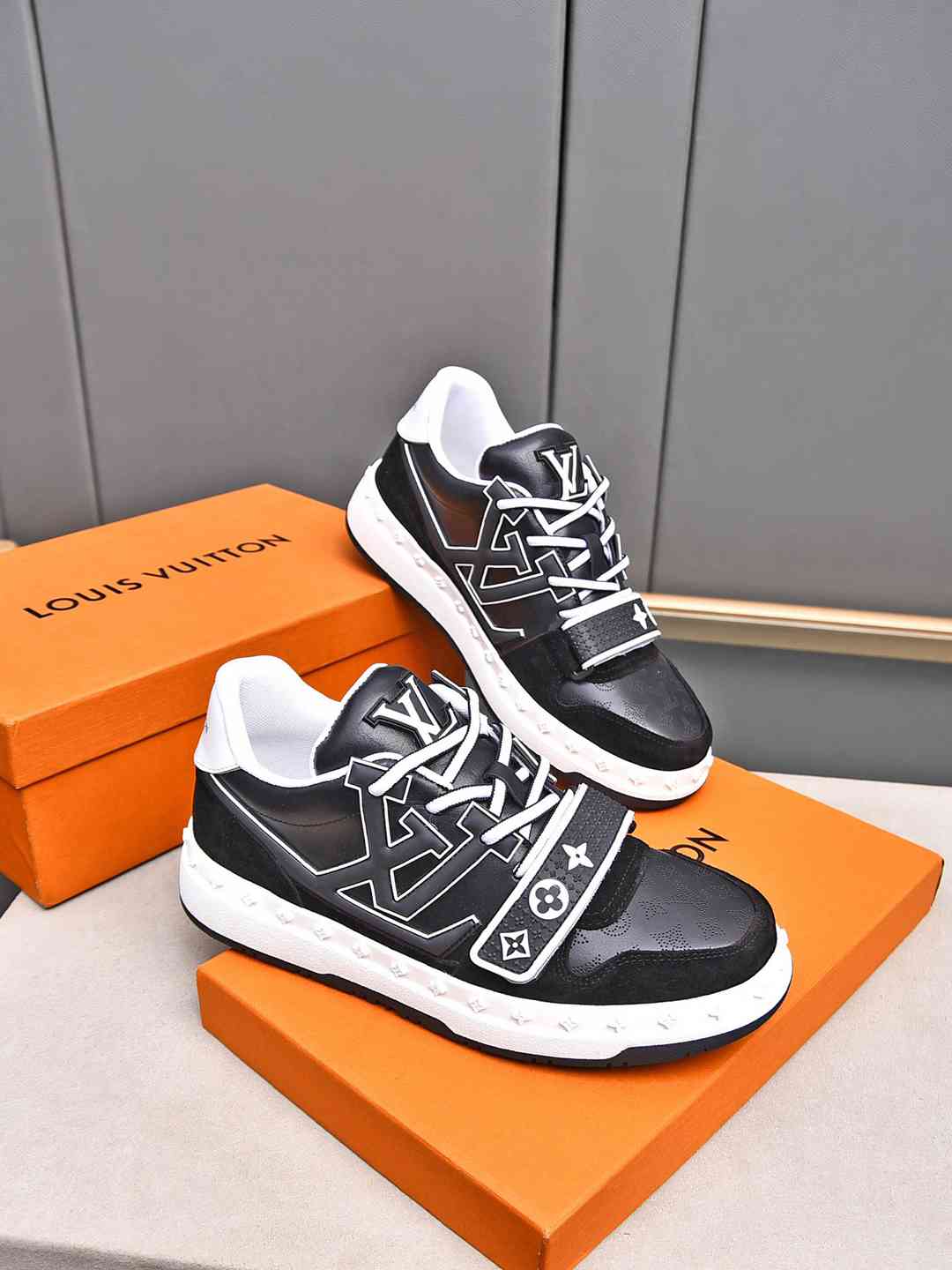 Sneaker LOUIS VUITTON Trainer NOIR BLANC