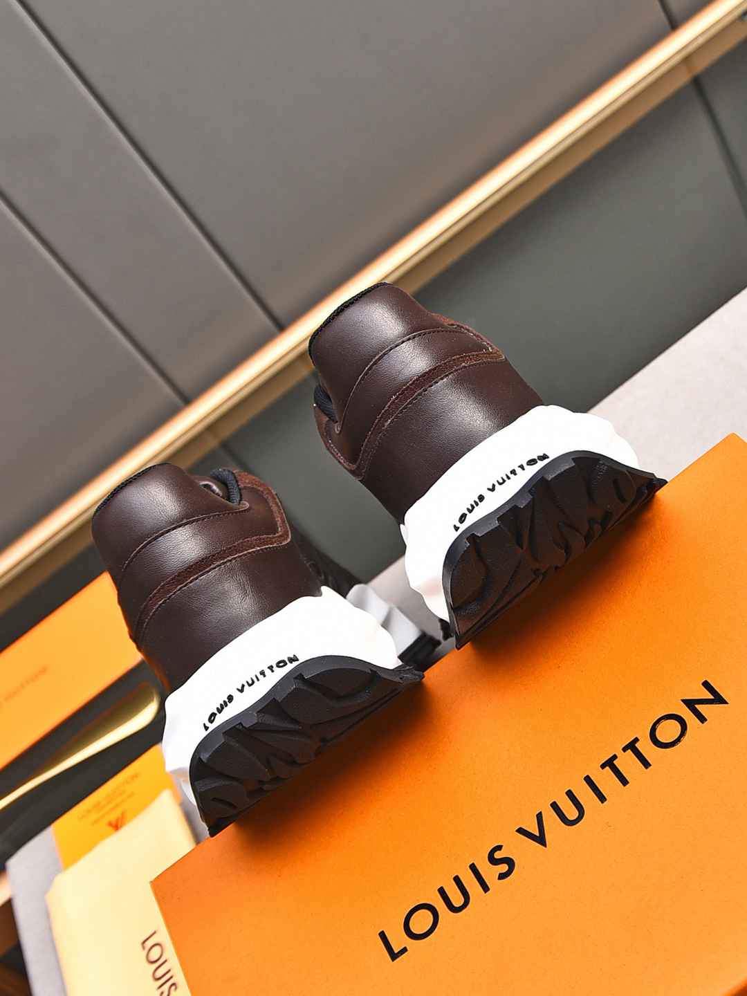 Sneaker LOUIS VUITTON CUIR MARRON MONOGRAME