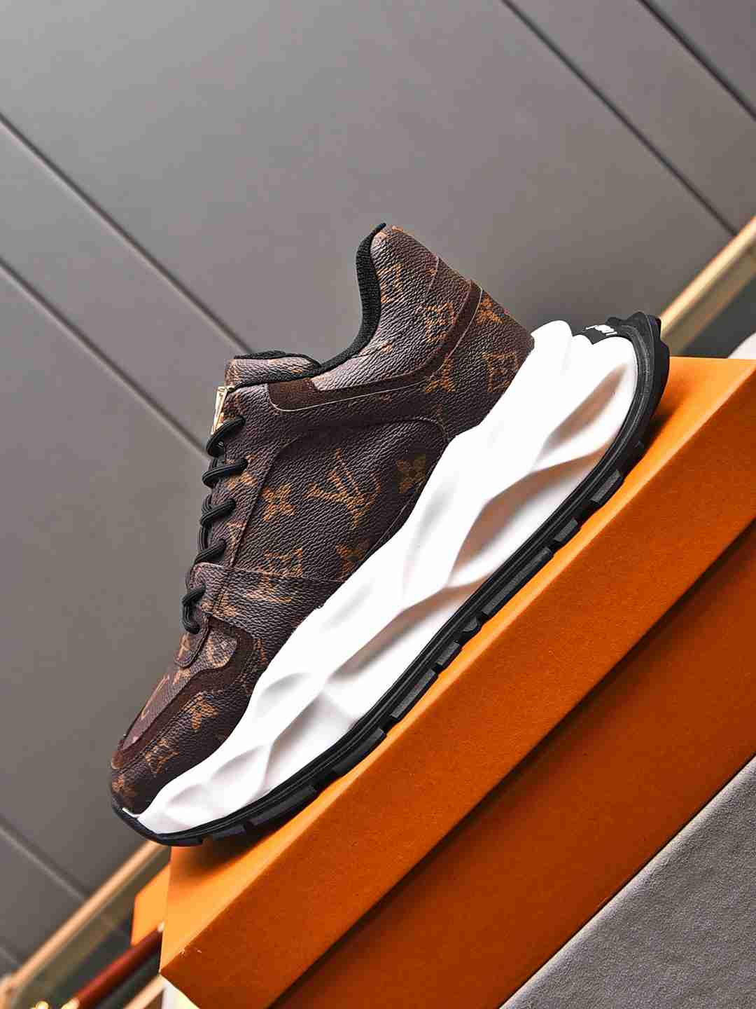 Sneaker LOUIS VUITTON CUIR MONOGRAME