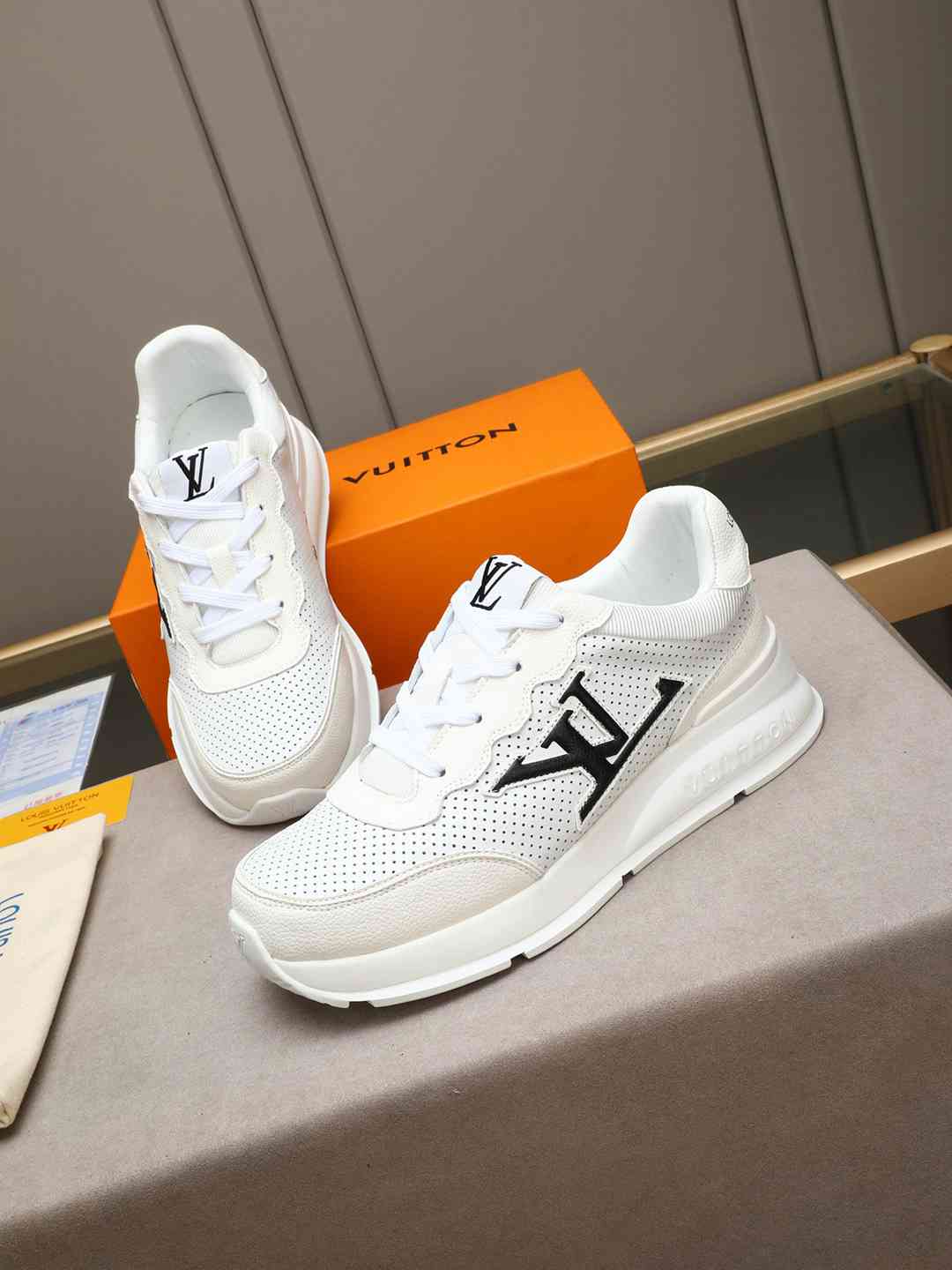 Sneaker LOUIS VUITTON BLANC LOGO NOIR