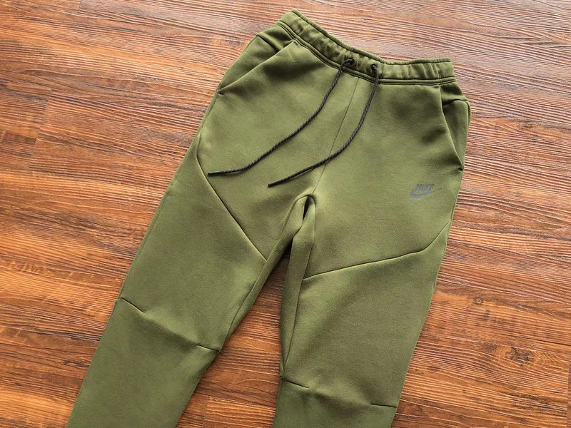 PANTALON NIKE TECH FLEECE x VERT OLIVE