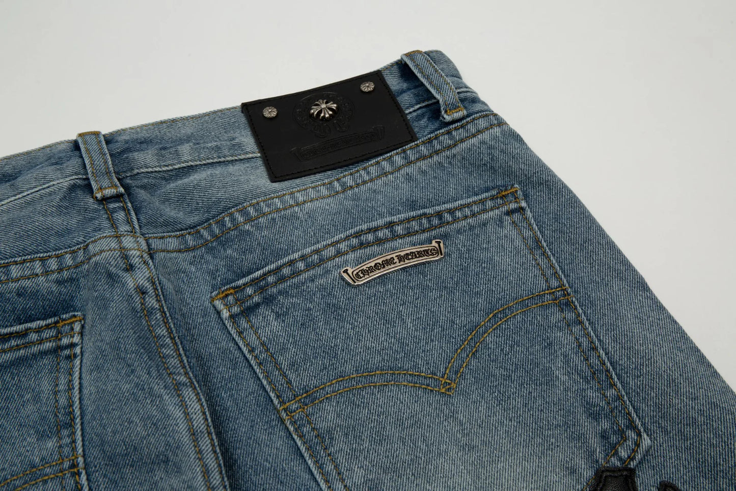 SORTS NOIR AVEC PATCH CROISÉ CHROME HEARTS ET DENIM DÉLAVÉ