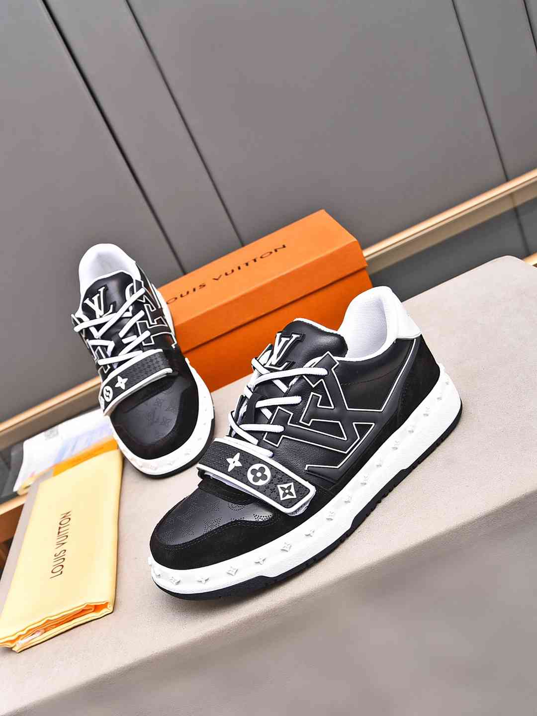 Sneaker LOUIS VUITTON Trainer NOIR BLANC