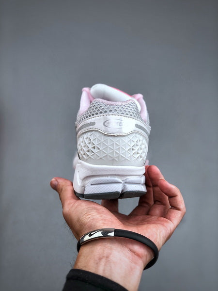 NIKE ZOOM Vomero 5