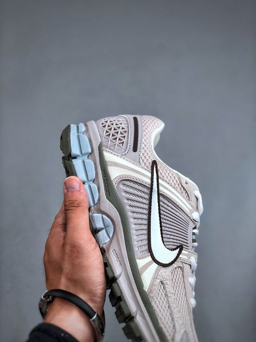 NIKE ZOOM Vomero 5