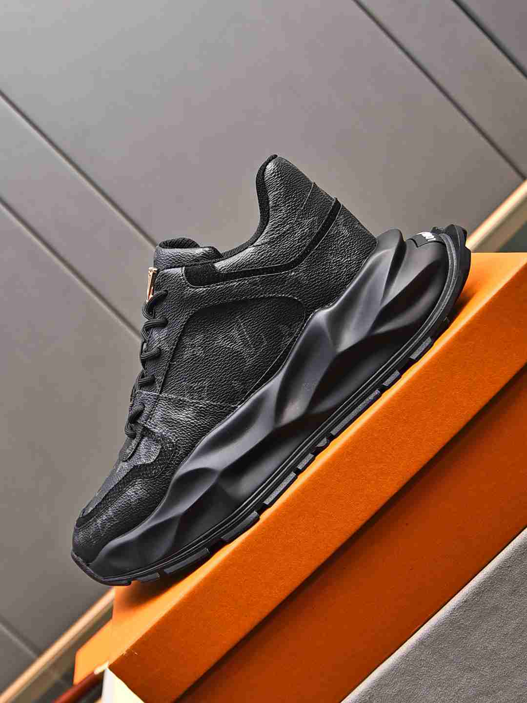 Sneaker LOUIS VUITTON CUIR NOIR MONOGRAME