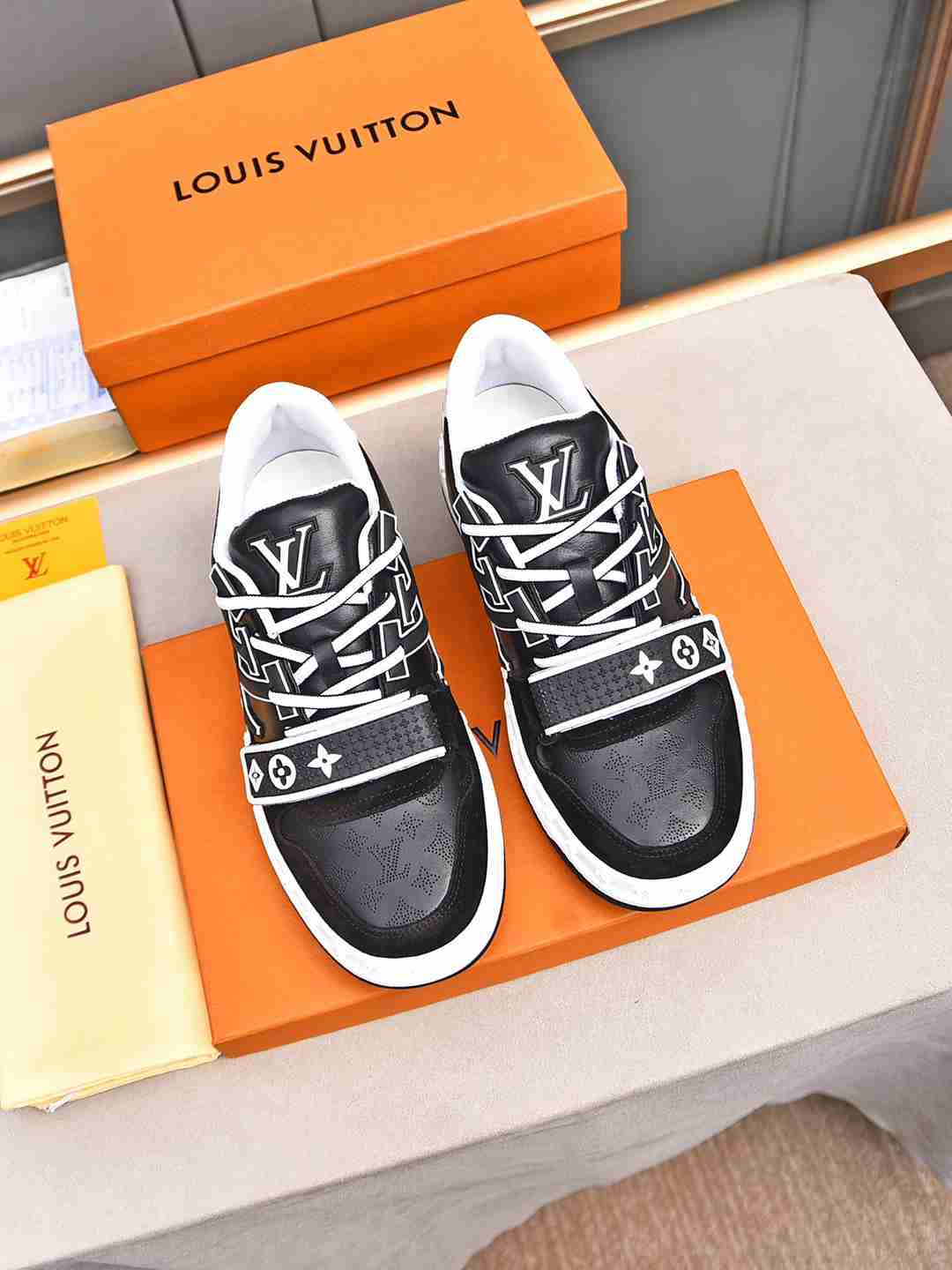 Sneaker LOUIS VUITTON Trainer NOIR BLANC