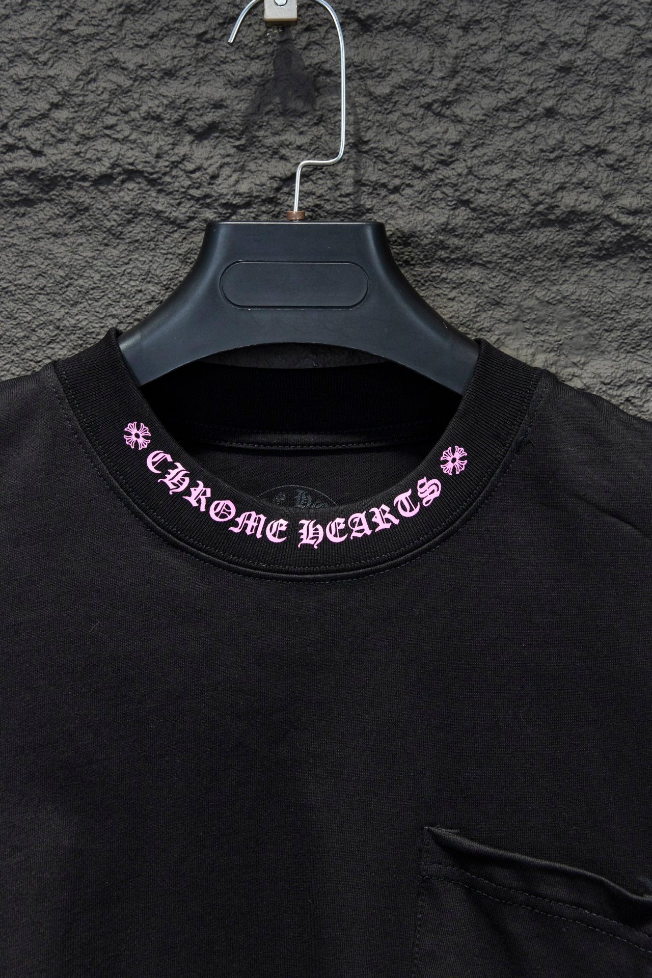 T SHIRT À MANCHES LONGUES À COL VIOLET ET NOIRE CHROME HEARTS