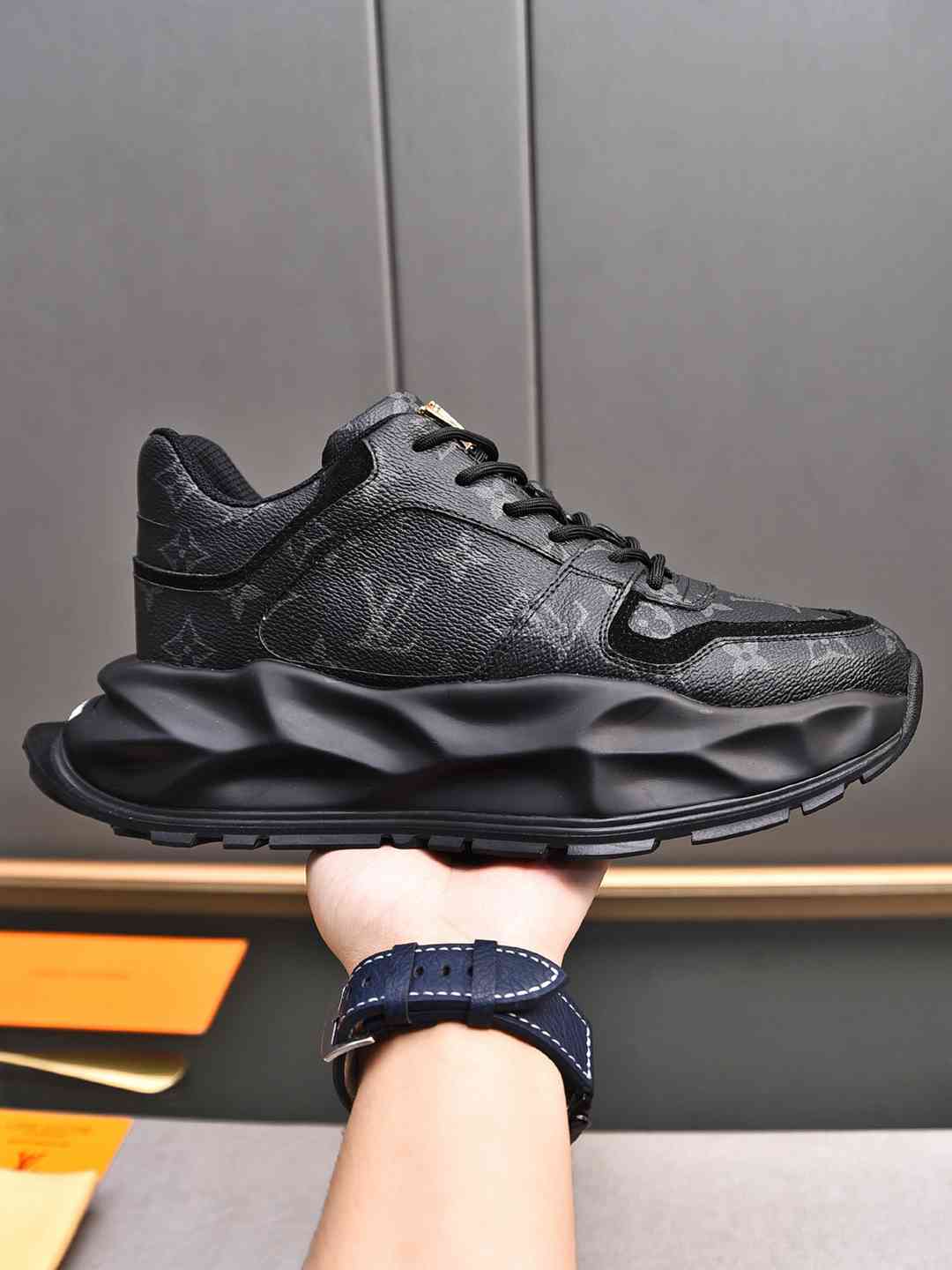 Sneaker LOUIS VUITTON CUIR NOIR MONOGRAME