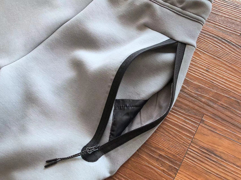 PANTALON NIKE TECH FLEECE x GRIS/BLANC