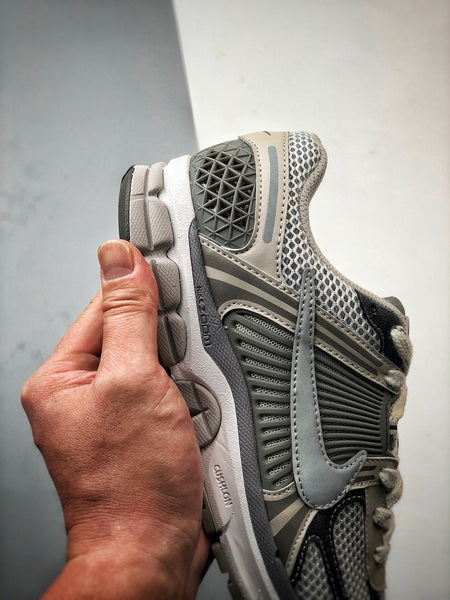 NIKE ZOOM Vomero 5