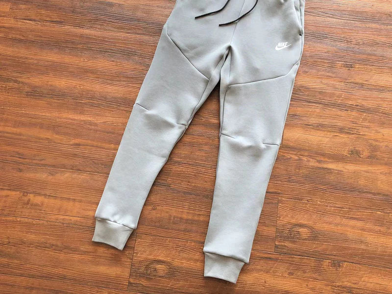 PANTALON NIKE TECH FLEECE x GRIS/BLANC