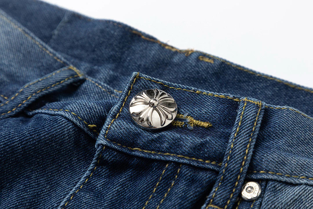 Jean en denim avec patch croix bleue et cœurs chromés