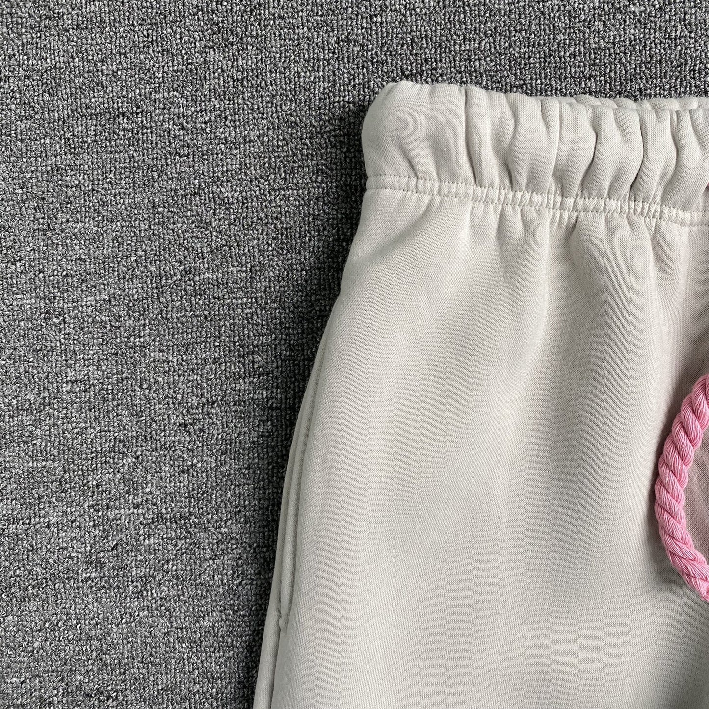 PANTALON DE SURVÊTEMENT SYNA WORLD LOGO SYNA GRIS ROSE
