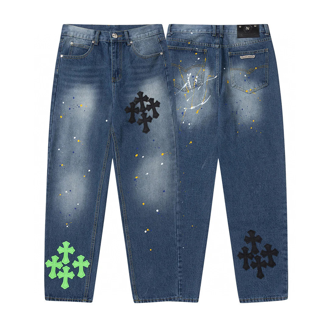Jean en denim avec patch croix verte et cœurs chromés