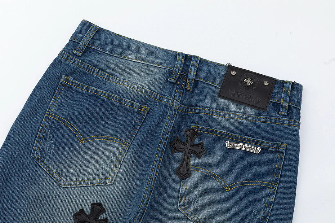 Jean en denim avec patch croix noire et cœurs chromés