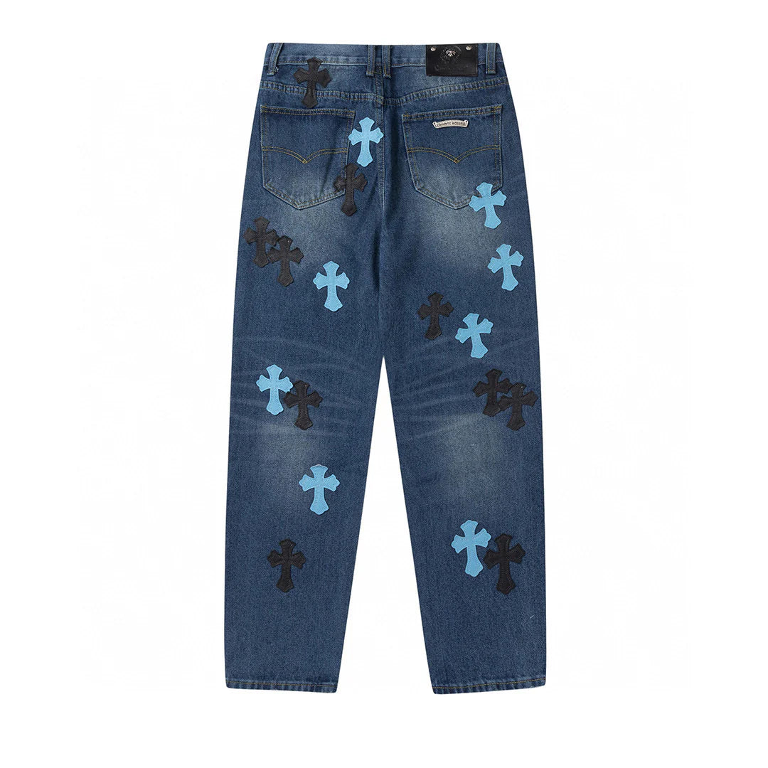 Jean en denim avec patch croix bleue et cœurs chromés