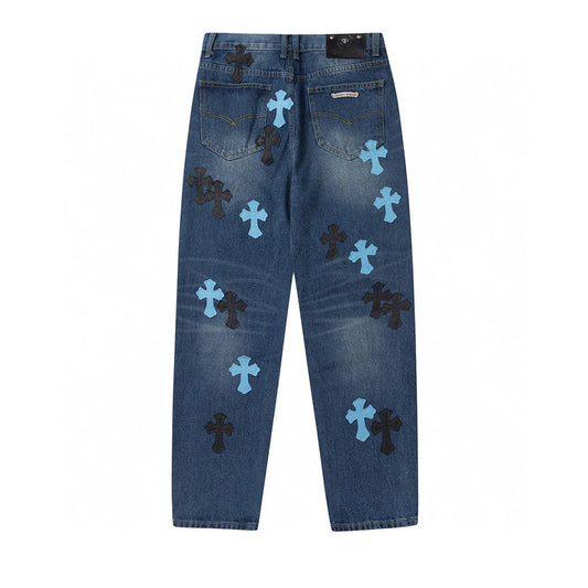 Jean en denim avec patch croix bleue et cœurs chromés