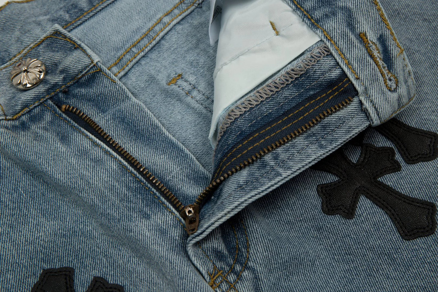 SHORT HEARTS AVEC PATCH CROIX NOIRE EN DENIM DÉLAVÉ
