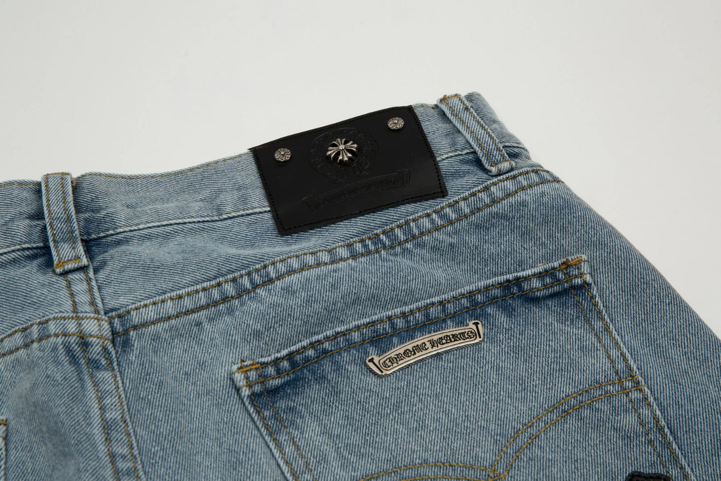 SHORT HEARTS AVEC PATCH CROIX NOIRE EN DENIM DÉLAVÉ