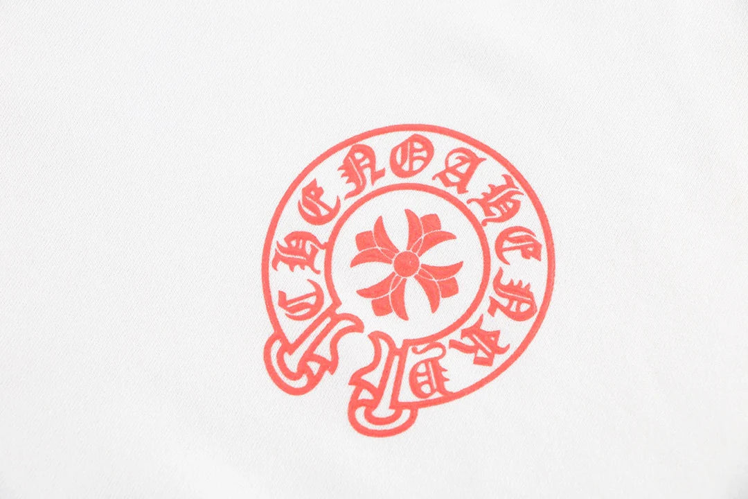 Sweat-shirt blanc avec logo fer à cheval rouge et cœurs chromés