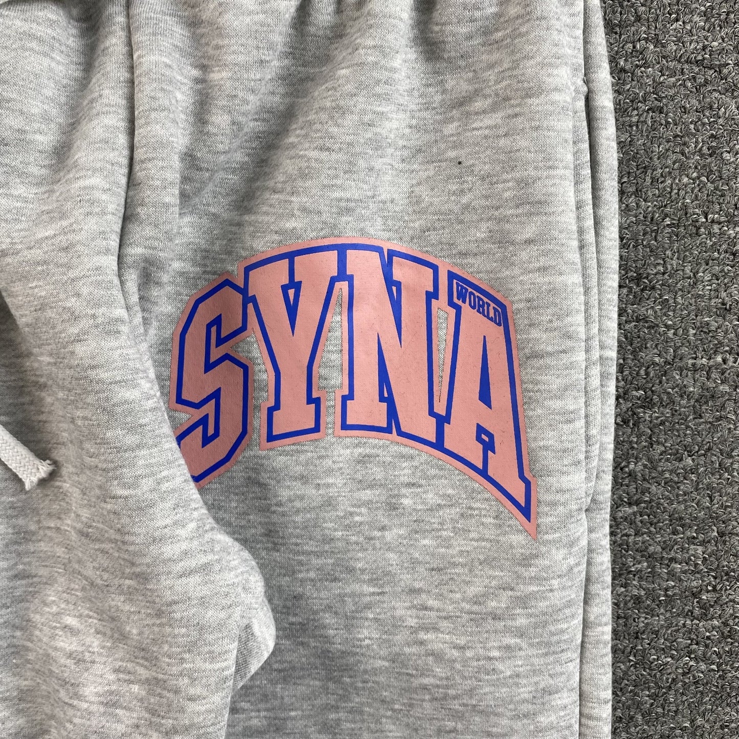 PANTALON DE SURVÊTEMENT SYNA WORLD COLLEGE GRIS