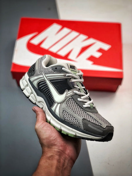 NIKE ZOOM Vomero 5