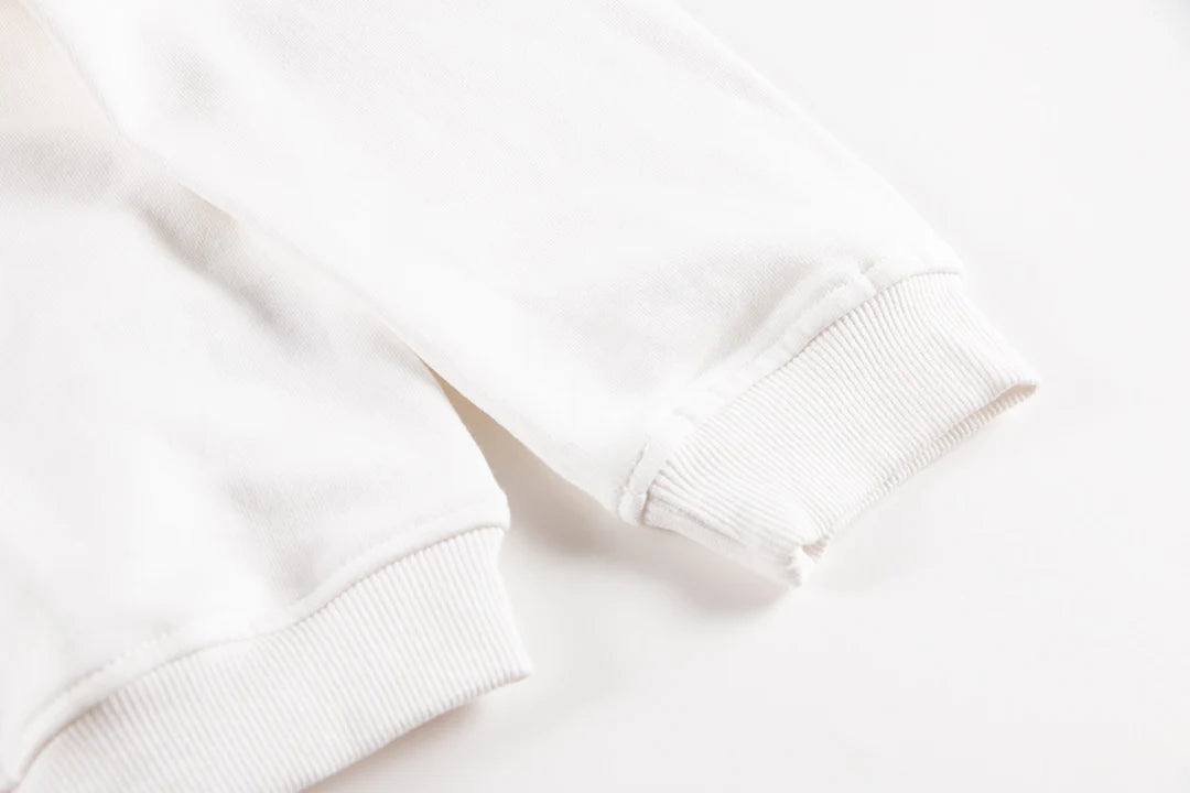 Sweat-shirt blanc avec logo fer à cheval rouge et cœurs chromés
