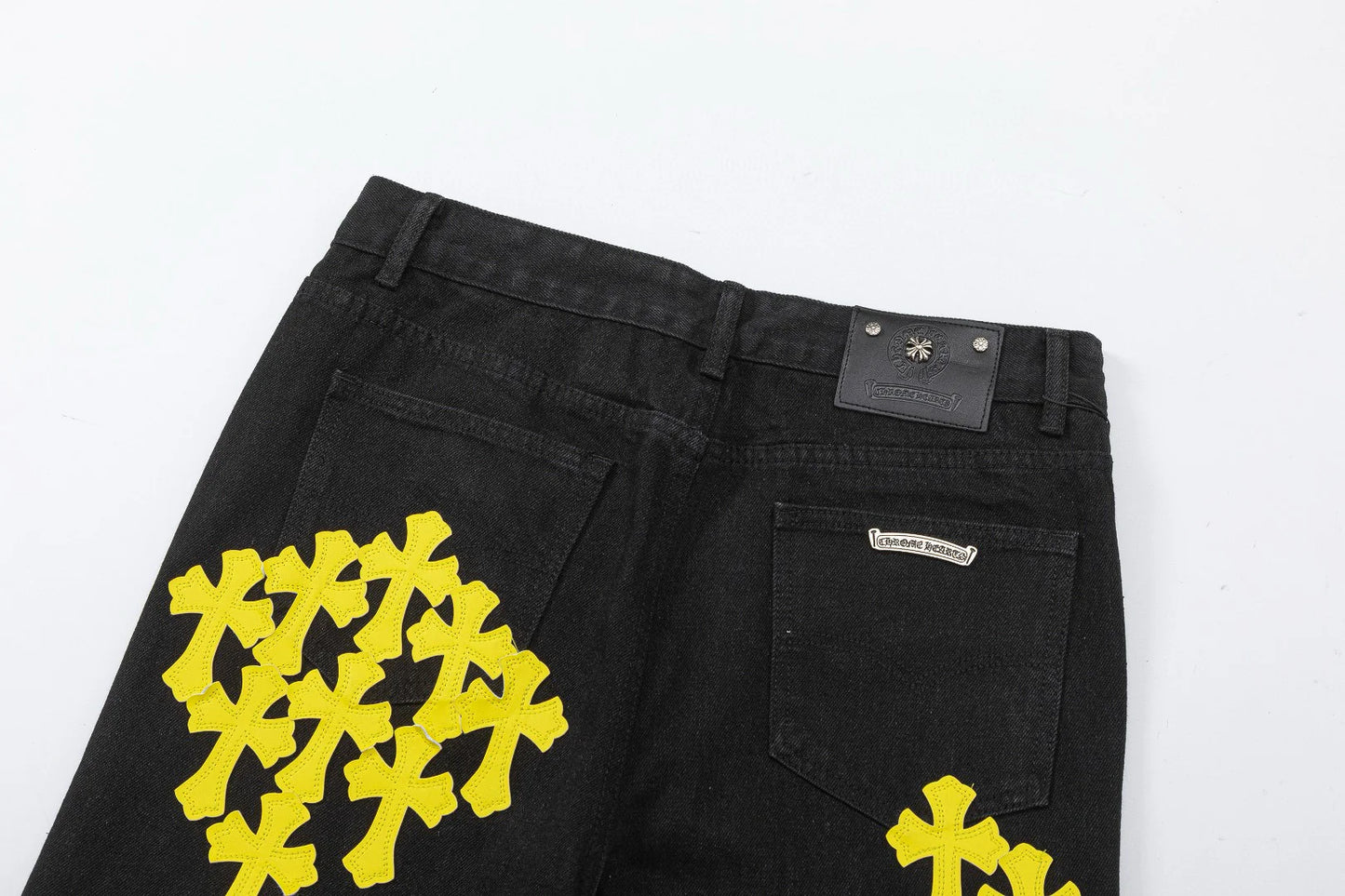 JEAN NOIR AVEC PATCH CROIX JAUNE ET CHROME HEARTS