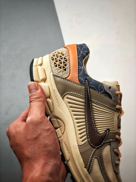 NIKE ZOOM Vomero 5