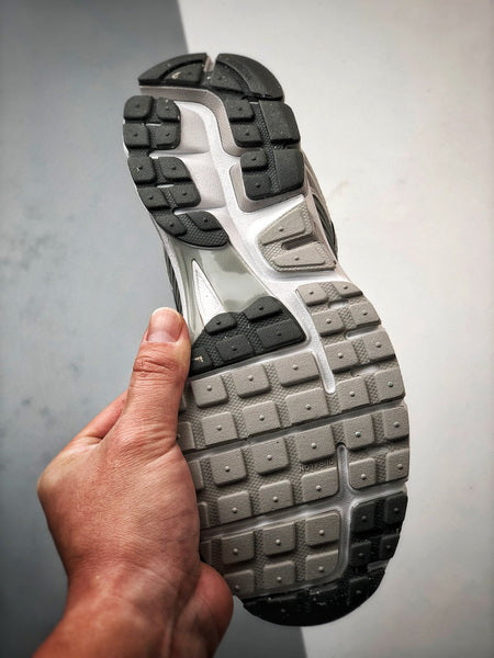 NIKE ZOOM Vomero 5
