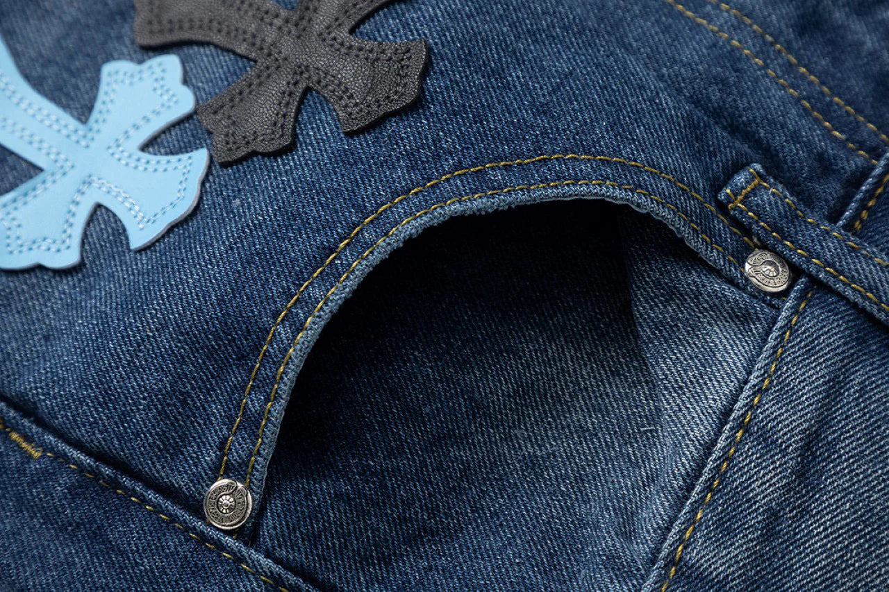 Jean en denim avec patch croix bleue et cœurs chromés