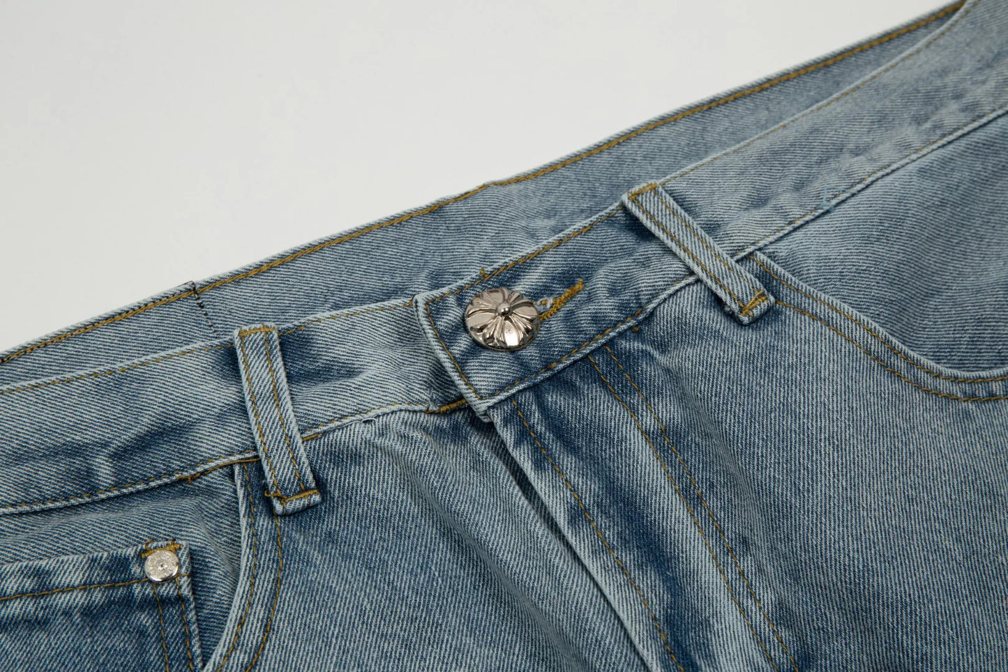 SHORT HEARTS AVEC PATCH CROIX NOIRE EN DENIM DÉLAVÉ