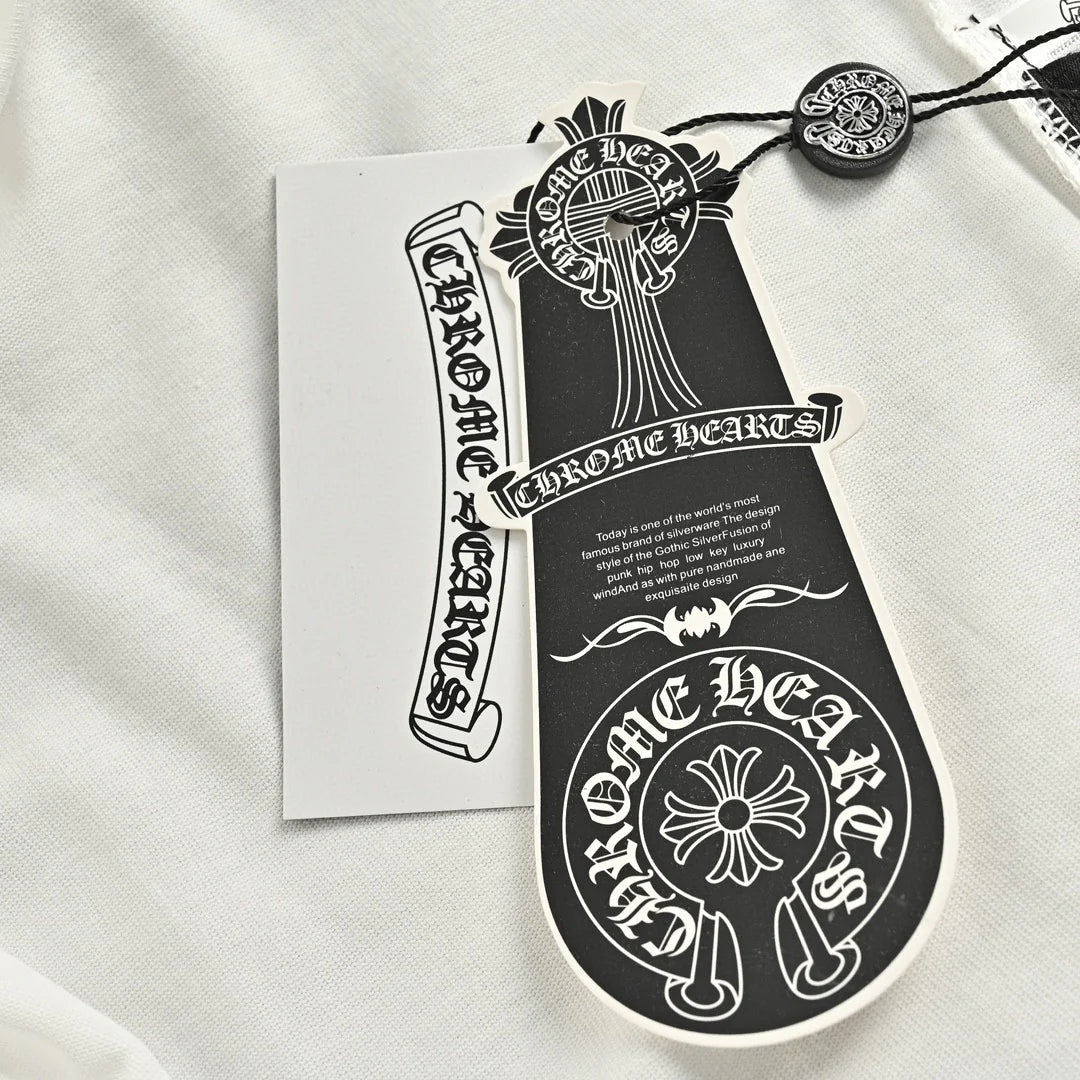 T-SHIRT BLANC AVEC COL ET PATCH CROIX CHROME HEARTS