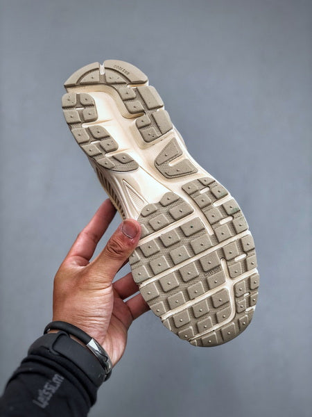 NIKE ZOOM Vomero 5