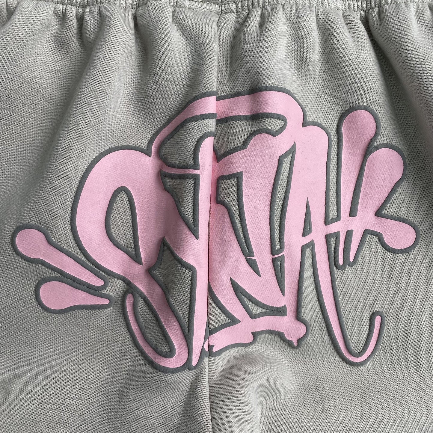 PANTALON DE SURVÊTEMENT SYNA WORLD LOGO SYNA GRIS ROSE