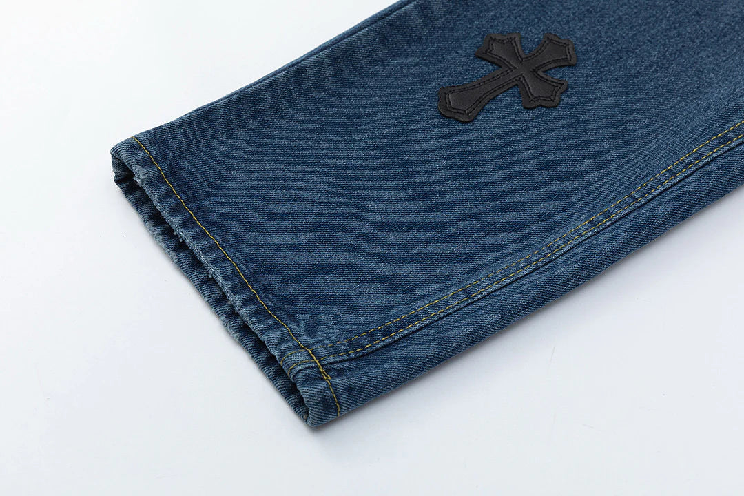 Jean en denim avec patch croix noire et cœurs chromés