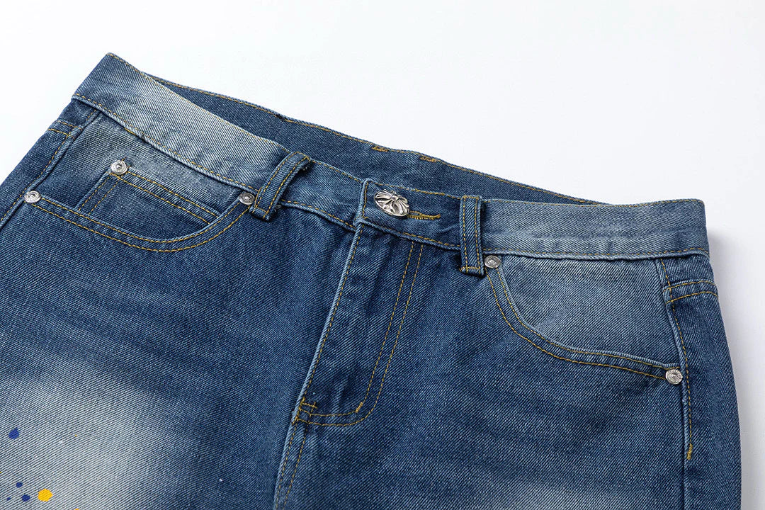 Jean en denim avec patch croix verte et cœurs chromés