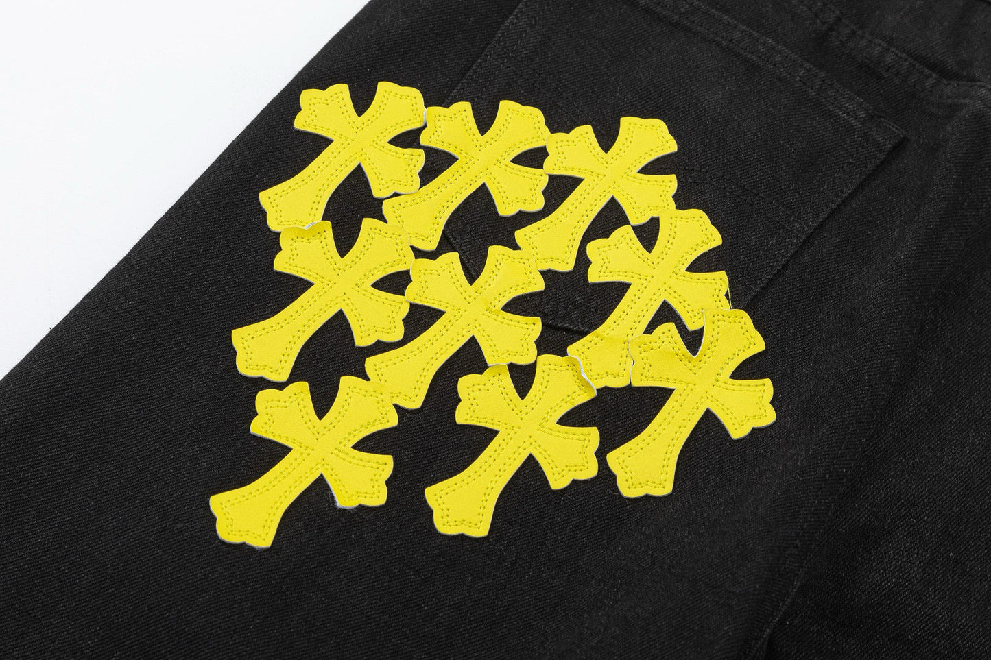 JEAN NOIR AVEC PATCH CROIX JAUNE ET CHROME HEARTS
