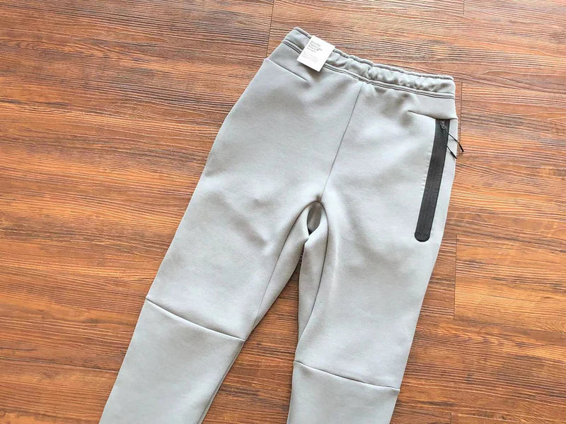 PANTALON NIKE TECH FLEECE x GRIS/BLANC